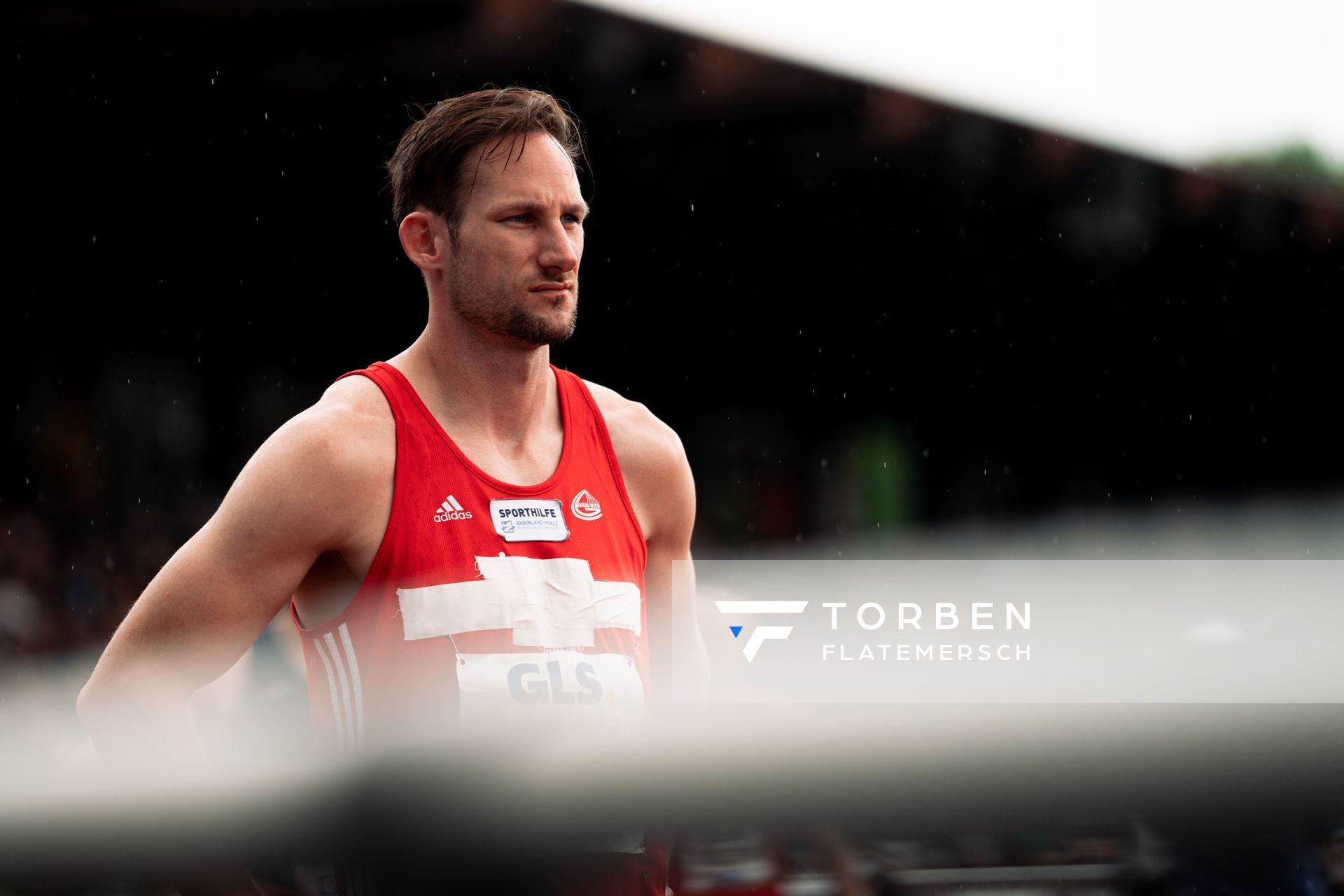 Kai Kazmirek (LG Rhein-Wied) vor dem 400m Start am 07.05.2022 beim Stadtwerke Ratingen Mehrkampf-Meeting 2022 in Ratingen